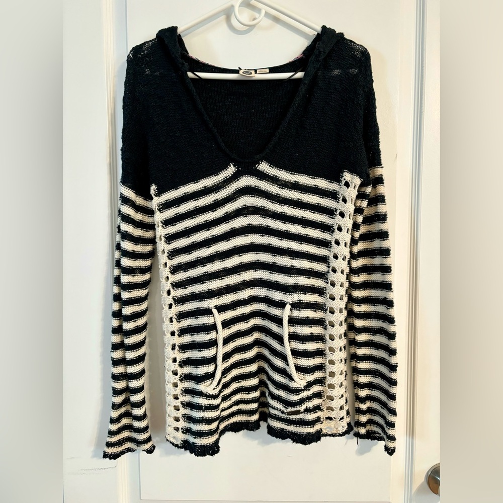 Roxy Black and White Knit V-neck Hooded Sweater. Surfer Style.